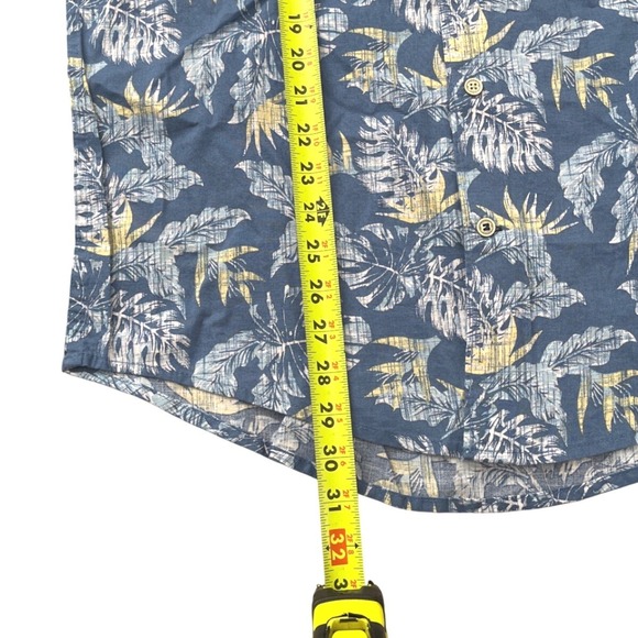 IZOD Saltwater Mens Short Sleeve Button Down Shirt Blue Tropical Floral M NWT - Picture 2 of 6